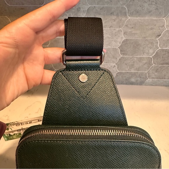 Louis Vuitton Avenue SlingBag Tiaga Leather Green - Picture 11 of 16